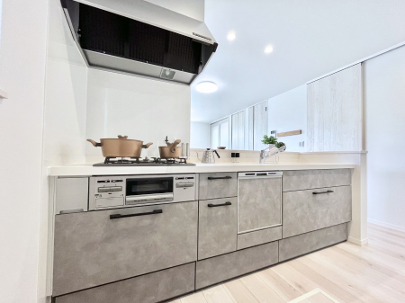 Lb`@104`Kitchen`@beރrOAȂLb`BƂ́Ał͂ȂA炵AKɂꏊBΊ̖A炬̓X̂߂ɁAŐV̐ݔEdl̗pB