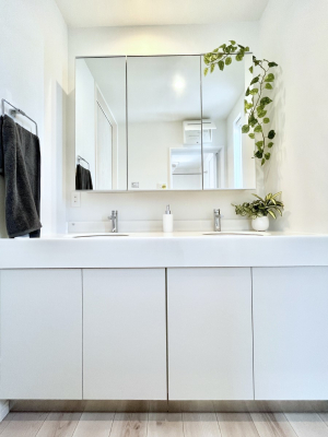 ʑEʏ@104`Dressing Room`@\ȑ傫̐ʑ͎[鎖ȂAgȂ݃`FbN⎕ȂǁA̍QԂłzeCNȃXy[Xŗ]TƂƂĒ܂B