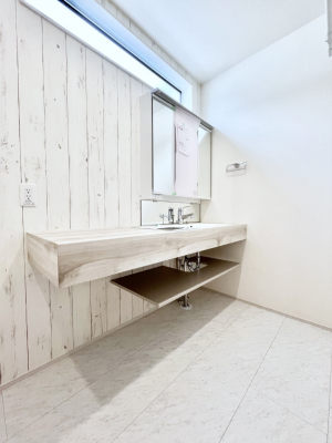 ʑEʏ@`Dressing Room`@\ȑ傫̐ʑ͎[鎖ȂAgȂ݃`FbN⎕ȂǁA̍QԂłzeCNȃXy[Xŗ]TƂƂĒ܂B