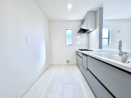 �L�b�`���@���̂��閾�邢�L�b�`���B���C�ɂ��𗧂��܂��B 