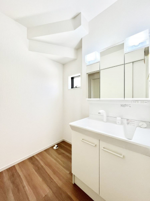 ̑@S`Dressing Room`  FœꂳĂƁAXbLƐۂ܂B̗ɂ͂ՂƎ[Xy[XWÍAVv@\dāB