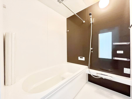 @S`Bath Room`  LXƂ͋C̗ǂoX[B  qlƈꏏɂCɓy݁Avöy[W܂؂ȏuԁB  X̔tbVłłB