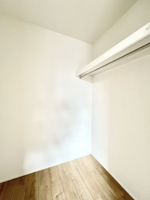 ���̑��@�����`Walk-in Closet�`�@��������̗m���������Ă��V���ɂȂ�ɂ����E�H�[�N�C���N���[�[�b�g�B�m���ȊO�ɂ��A���i�g��Ȃ��Ɠd��X�[�c�P�[�X�A�X�g�b�N�i�Ȃǉ��ł��Еt����������Ԃł��B