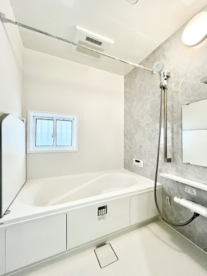 �����@������A�������`Bath Room�`�@���t���̃o�X���[���́A�̌������薾�邭�C�����̗ǂ���Ԃł��B�������邱�ƂŁA���C�����ǍD�B������芰����o�X���[���ŁA�����̃o�X�^�C�����y���݂ɂȂ肻���ł��B