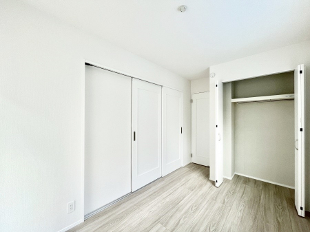 �q�������@������A�������`Bed Room�`�@�q�������͂��q�l�ɂƂ��đ�Ϗd�Ȗ���������܂��B�q����l�ŉ߂�����Ԃ�^���邱�ƂŁA�h���׋����Ԃ����R�Ƒ����܂����畔���̕Еt����|���Ȃǂ��������ƂɌq����܂��B