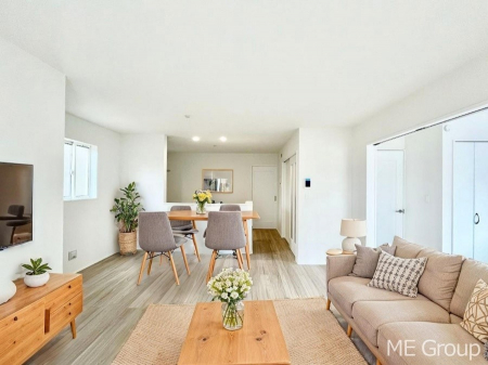 ���r���O�@������A�������`Living�`�@�Ƒ��̐H����c���̂ق��A�q�ǂ���V�΂�����A�F�l���������肷��LDK�͏Z�܂��̒��S�B�����ԉ߂����ꏊ������A���̋�Ԃ͏Z�܂��S�̂̋��S�n�����E���܂��B���Ƌ��CG�ł�