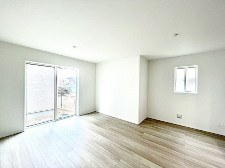 ���r���O�@������A�������`Living�`�@�O���̗��Ȃ��V���v���ł�������LDK�B�傫�ȑ�������������������ނ̂Ŏ��������邭�A�Ƒ��̌e���̏�Ƃ��ăs�b�^���ł��B�J�����Ɠ�������̗ǂ��𐥔񂲗����������I