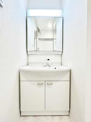 ���ʑ�E���ʏ��@������A�������`Dressing Room�`  ����������F�����œ��ꂳ��Ă���ƁA�X�b�L���Ɛ�������ۂ������܂��B���̗��ɂ͂����Ղ�Ǝ��[�X�y�[�X��W�������I�����́A�V���v�����@�\�����d�����āB