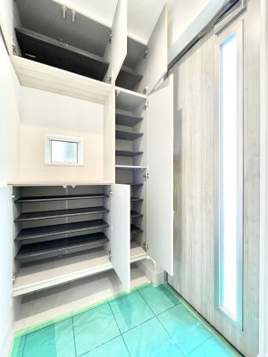 ���̑����ρ@�����Ղ���[�ł���V���[�Y�{�b�N�X�ŉƑ��S���̌C���A���ւ�������B  