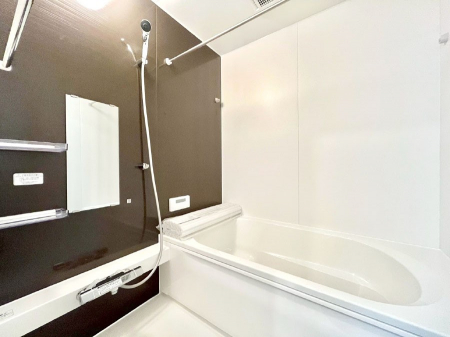 �����@�����`Bath Room�`�@�������������͋C�̗����Ŗ����Ɍ����ă��t���b�V���B���������@�\���t���Ă���̂ŗׂ̐���@�u����Ő􂢏オ�������󕨂��A�J�̓����V�C���C�ɂ������������邱�Ƃ��\�ł��B