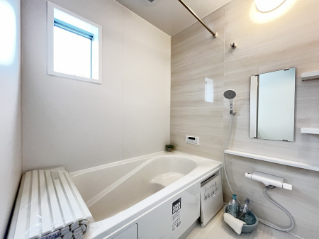 @Q`Bath Room`@t̃oX[́Ǎ薾邭C̗ǂԂłB邱ƂŁACǍDB芰oX[ŁÃoX^Cy݂ɂȂ肻łB