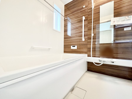 �����@�������S�������`Bath Room�`�@����L�΂��ē������邱�Ƃ��\�I����̔�������M�d�ȃo�X�^�C���ł��B���q�l�Ƃ��ꏏ�ł��\���ȍL���Ȃ̂ŁA���r���O�Ƃ͈�����Ƒ��c�R�̂ЂƎ������y���݂��������܂��B