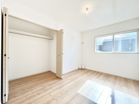 ���̑����ρ@�������S�������`Bed Room�`  �S�����ɂ͎��[�N���[�[�b�g�������I���i�g���̂��m���⏬���͂������A�G�ߕ��̂��m���Ȃǂ���������Ɛ������ڂ����܂������܂��B  ������Ԃ��L���g�p�ł��܂��ˁB