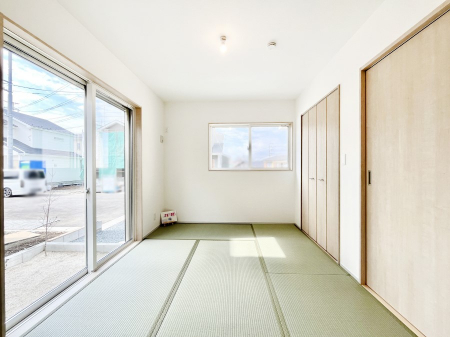 ���̑����ρ@�������S�������`Japanese Room�`�@LDK�אڂ̘a���́A�A�C���������Ȃǉ��l�̉Ǝ��X�y�[�X�Ƃ��āA�܂������Ȃ��q�l�̂��邲�ƒ�ł͂����Q�₨�ނւ��̏�Ƃ��Ă����p���������܂��B