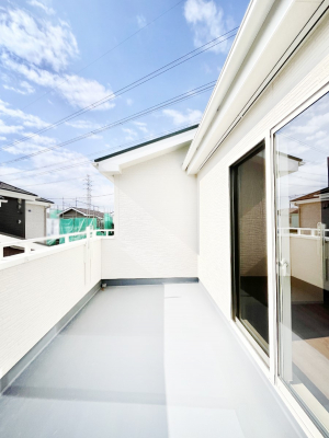 �o���R�j�[�@�������S�������`Balcony�`�@������̃o���R�j�[�̑O�ɂ͉_�ȊO�ɑ��z���Ղ���̂�����܂���B�����󕨂������₷���A����薾�邭�C�����̂������������Ă��܂��B�g���₷���J���I�ȃo���R�j�[�ł���