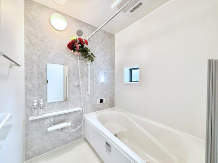 �����@�����`Bath Room�`�@�������������͋C�̗����Ŗ����Ɍ����ă��t���b�V���B���������@�\���t���Ă���̂ŗׂ̐���@�u����Ő􂢏オ�������󕨂��A�J�̓����V�C���C�ɂ������������邱�Ƃ��\�ł��B