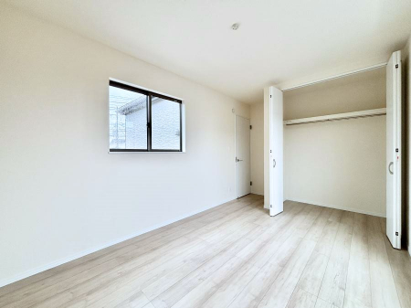 ���̑����ρ@�����`Bed Room�`�@�؂̉����肪�₳�����t���[�����O�͈��炬�������炷�v���C�x�[�g��ԁB����߂̃t���[�����O�ł��̂ŁA�ǎ��Ƃ��}�b�`���A���������X�ɍL�������Ă������ʂ��B