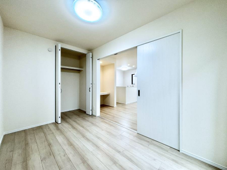 �q�������@�����`Bed Room�`�@�q�������͂��q�l�ɂƂ��đ�Ϗd�Ȗ���������܂��B�q����l�ŉ߂�����Ԃ�^���邱�ƂŁA�h���׋����Ԃ����R�Ƒ����܂����畔���̕Еt����|���Ȃǂ��������ƂɌq����܂��B