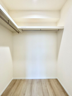 ���̑��@�����`Walk-in Closet�`�@�K�v�Ȃ��̂�R�[�f�B�l�[�g���ꗗ���Ċm�F�ł��A�g�x�x�⏀�����Z���ԂōςރE�H�[�N�C���N���[�[�b�g��ݒu���܂����B�Ƃ̒�����������Ƃ�����֗��Ȏ��[�X�y�[�X�ł��B