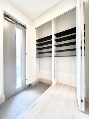 ���̑����ρ@�����Ղ���[�ł���V���[�Y�{�b�N�X�ŉƑ��S���̌C���A���ւ�������B  