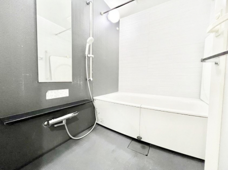 @`Bath Room`@L΂ē邱Ƃ\I̔MdȃoX^CłBqlƂꏏł\ȍLȂ̂ŁArOƂ͈ƑcR̂ЂƎy݂܂B