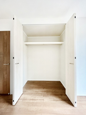 [@`Closet`@ǖʃN[[bg΃^XuKvȂAôȂXbLԂێł܂BꂽXy[XLɊpłBG߂̈ߗނ̕iȂǂՂ[o܂ˁ