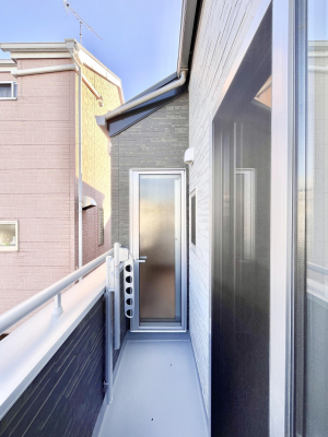 oRj[@`Balcony`@傫ȋɈ͂܂ꂽĈƁBoRj[`ň|IȊJɕ܂܂BoRj[͗z݂zc󕨂C悭Ƃł܂B