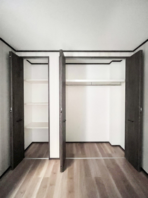 [@`Closet`@ǖʃN[[bg΃^XuKvȂAôȂXbLԂێł܂BꂽXy[XLɊpłBG߂̈ߗނ̕iȂǂՂ[o܂ˁ