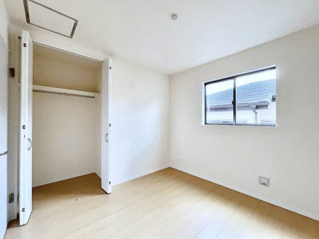 q@`Bed Room`@q͂qlɂƂđϏdȖ܂Bqlŉ߂Ԃ^邱ƂŁAh׋ԂRƑ܂畔̕Еt|ȂǂƂɌq܂B