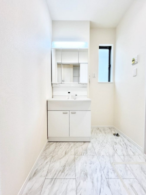 ʑEʏ@`Dressing Room`  FœꂳĂƁAXbLƐۂ܂B  ̗ɂ͂ՂƎ[Xy[XWI  ́AVv@\dāB