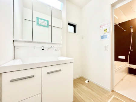 ̑@`Dressing Room`  FœꂳĂƁAXbLƐۂ܂B  ̗ɂ͂ՂƎ[Xy[XWI  ́AVv@\dāB