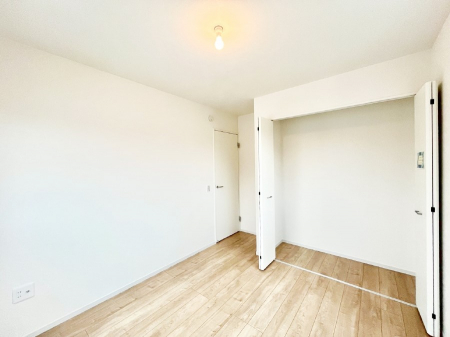 Q@`Bed Room`@̂ˌẴbgłBƑƂŎ苷ɊĂZ܂ˌĂł͊evCoV[ۂƂł܂BZ܂ɂƂ肪܂SbNXł܂