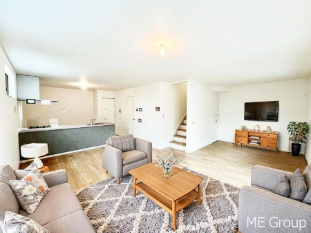 rO@`Living`@Ƒ̉bΊ炪srOłBqĂpȂA傫ȃ\t@_CjOe[ułH肭났􂻂ȖԂłIƋCGł