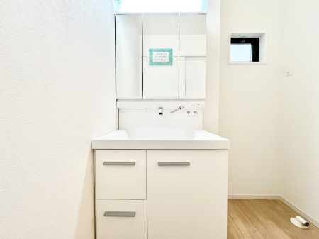 ʑEʏ@`Dressing Room`@\ȑ傫̐ʑ͎[鎖ȂAgȂ݃`FbN⎕ȂǁA̍QԂłzeCNȃXy[Xŗ]TƂƂĒ܂B