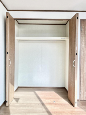 ���[�@������A�������`Closet�`�@�ǖʃN���[�[�b�g������΃^���X��u���K�v���Ȃ��A�o������̂Ȃ��X�b�L����Ԃ��ێ��ł��܂��B����ꂽ�X�y�[�X��L���Ɋ��p�ł������B�ߗނ��̕i�Ȃǂ����Ղ���[�o���܂��ˁ�