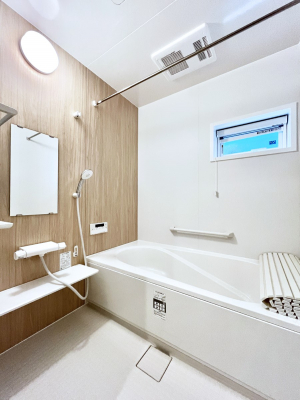 @XS`Bath Room`@t̃oX[́Ǎ薾邭C̗ǂԂłB邱ƂŁACǍDB芰oX[ŁÃoX^Cy݂ɂȂ肻łB