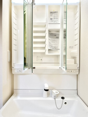 ���̑����ρ@�O�ʋ��̗��ɁA���ϕi��q���p�i�Ȃǂ����[�\�B���ʑ����������ƕۂ��܂��I