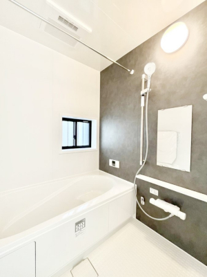 �����@������C�������`Bath Room�`�@���t���̃o�X���[���́A�̌������薾�邭�C�����̗ǂ���Ԃł��B�������邱�ƂŁA���C�����ǍD�B������芰����o�X���[���ŁA�����̃o�X�^�C�����y���݂ɂȂ肻���ł��B