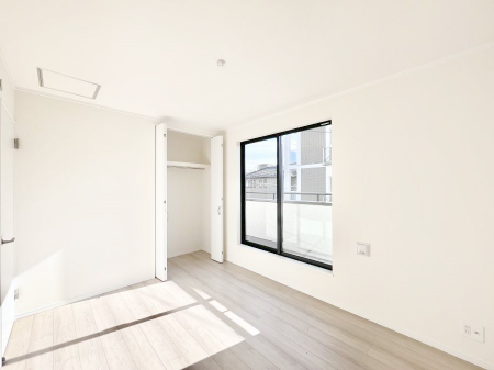 ���̑����ρ@������C�������`Bed Room�`  �S�����ɂ͎��[�N���[�[�b�g�������I���i�g���̂��m���⏬���͂������A�G�ߕ��̂��m���Ȃǂ���������Ɛ������ڂ����܂������܂��B  ������Ԃ��L���g�p�ł��܂��ˁB