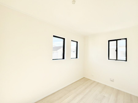 �q�������@������C�������`Bed Room�`�@�q�������͂��q�l�ɂƂ��đ�Ϗd�Ȗ���������܂��B�q����l�ŉ߂�����Ԃ�^���邱�ƂŁA�h���׋����Ԃ����R�Ƒ����܂����畔���̕Еt����|���Ȃǂ��������ƂɌq����܂��B