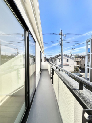 �o���R�j�[�@������C�������`Balcony�`�@������̃o���R�j�[�̑O�ɂ͉_�ȊO�ɑ��z���Ղ���̂�����܂���B�����󕨂������₷���A����薾�邭�C�����̂������������Ă��܂��B�Ƒ��S�����̐��󕨂���C�Ɋ����܂��B