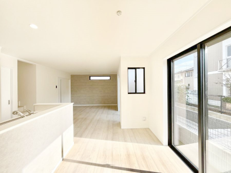 ���r���O�@������C�������`Living�`�@�Ƒ��̈�̊�����������L�X�Ƃ����X�y�[�X�B�Ƒ��Ɖ߂������Ԃ��؂ɂ�����Ƀs�b�^���̂�Ƃ�̏Z��Ԃł��B���q�l���������Ă����S���Č����܂��B