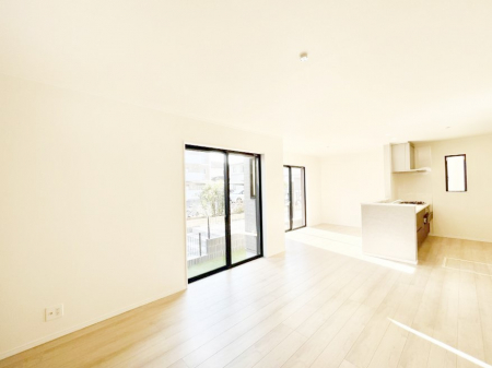 ���̑����ρ@������C�������`Living�`�@�O���̗��Ȃ��V���v���ł�������LDK�B�傫�ȑ�������������������ނ̂Ŏ��������邭�A�Ƒ��̌e���̏�Ƃ��ăs�b�^���ł��B�J�����Ɠ�������̗ǂ��𐥔񂲗����������I