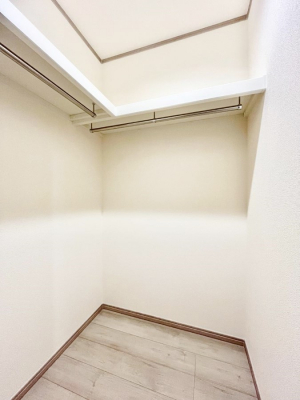 ���̑��@������B�������`Walk-in Closet�`�@��������̗m���������Ă��V���ɂȂ�ɂ����E�H�[�N�C���N���[�[�b�g�B�m���ȊO�ɂ��A���i�g��Ȃ��Ɠd��X�[�c�P�[�X�A�X�g�b�N�i�Ȃǉ��ł��Еt����������Ԃł��B