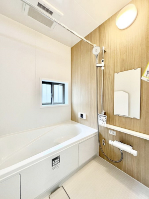 �����@������A�������`Bath Room�`�@���t���̃o�X���[���́A�̌������薾�邭�C�����̗ǂ���Ԃł��B�������邱�ƂŁA���C�����ǍD�B������芰����o�X���[���ŁA�����̃o�X�^�C�����y���݂ɂȂ肻���ł��B