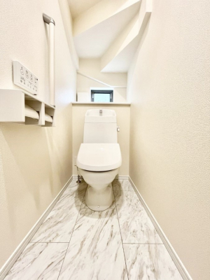 �g�C���@������A�������`Toilet�`�@�������̂��鐅����g�C���̓E�H�V�����b�g�t���ł����g�C���͖����g�킴��𓾂Ȃ����́B����������ۂ������ł��ˁB�g�C����2��������̂Œ��̍��G���ɕ֗��ł��I