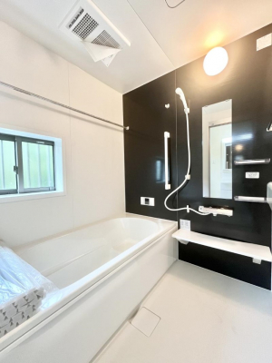 �����@������C�������`Bath Room�`�@���t���̃o�X���[���́A�̌������薾�邭�C�����̗ǂ���Ԃł��B�������邱�ƂŁA���C�����ǍD�B������芰����o�X���[���ŁA�����̃o�X�^�C�����y���݂ɂȂ肻���ł��B