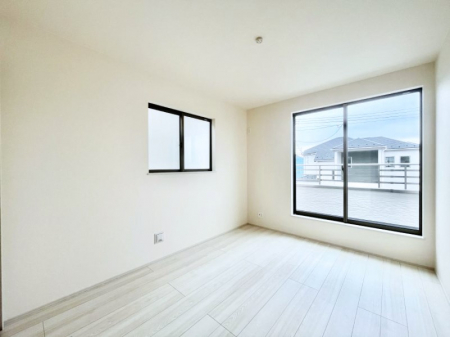 ���̑����ρ@������C�������`Bed Room�`�@2�ʍ̌����m�ۂ������邢�����́A���ʂ����ǂ��A��ϋ��S�n�̗ǂ���ԂƂȂ��Ă���܂��B�u�₩�ȕ��������ċN���钩�́A���K�����̎n�܂�ɁI���������ʕ����ƂĂ��ǂ��Z�܂���