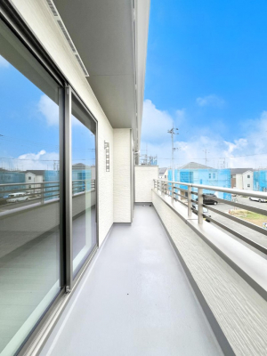 �o���R�j�[�@������C�������`Balcony�`�@�傫�ȋ�Ɉ͂܂ꂽ�C�����̂����ƁB�o���R�j�[��`�������ň��|�I�ȊJ�����ɕ�܂�܂��B�o���R�j�[�͗z���������݂��z�c����󕨂��C�����悭�������Ƃ��ł��܂��B