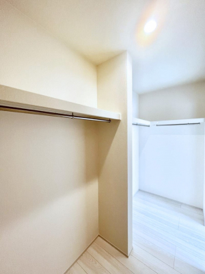 ���̑��@������C�������`Walk-in Closet�`�@��������̗m���������Ă��V���ɂȂ�ɂ����E�H�[�N�C���N���[�[�b�g�B�m���ȊO�ɂ��A���i�g��Ȃ��Ɠd��X�[�c�P�[�X�A�X�g�b�N�i�Ȃǉ��ł��Еt����������Ԃł��B